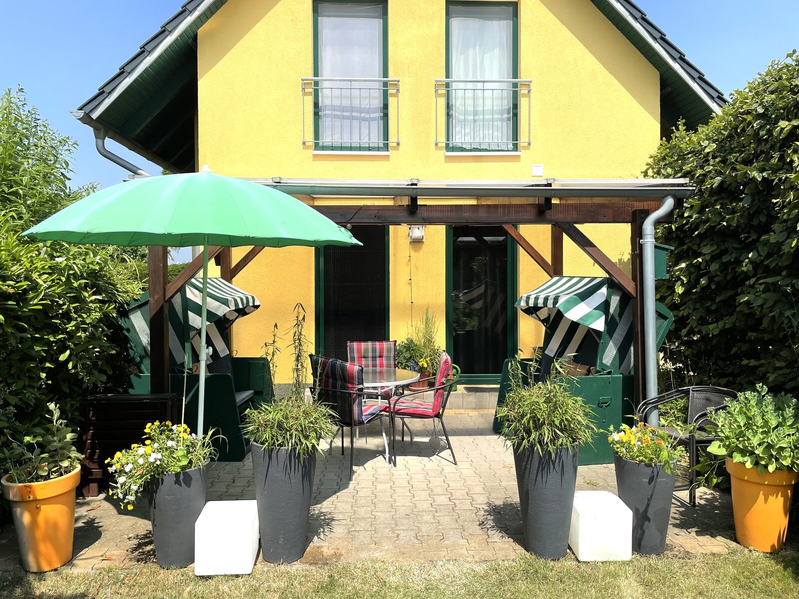 Terrasse mit Strandkörben und Sonnenschirm